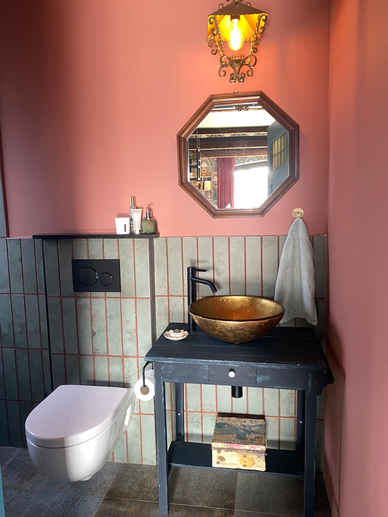 Vintage hoekje met houten kast, theeservies en zachtroze stoel
