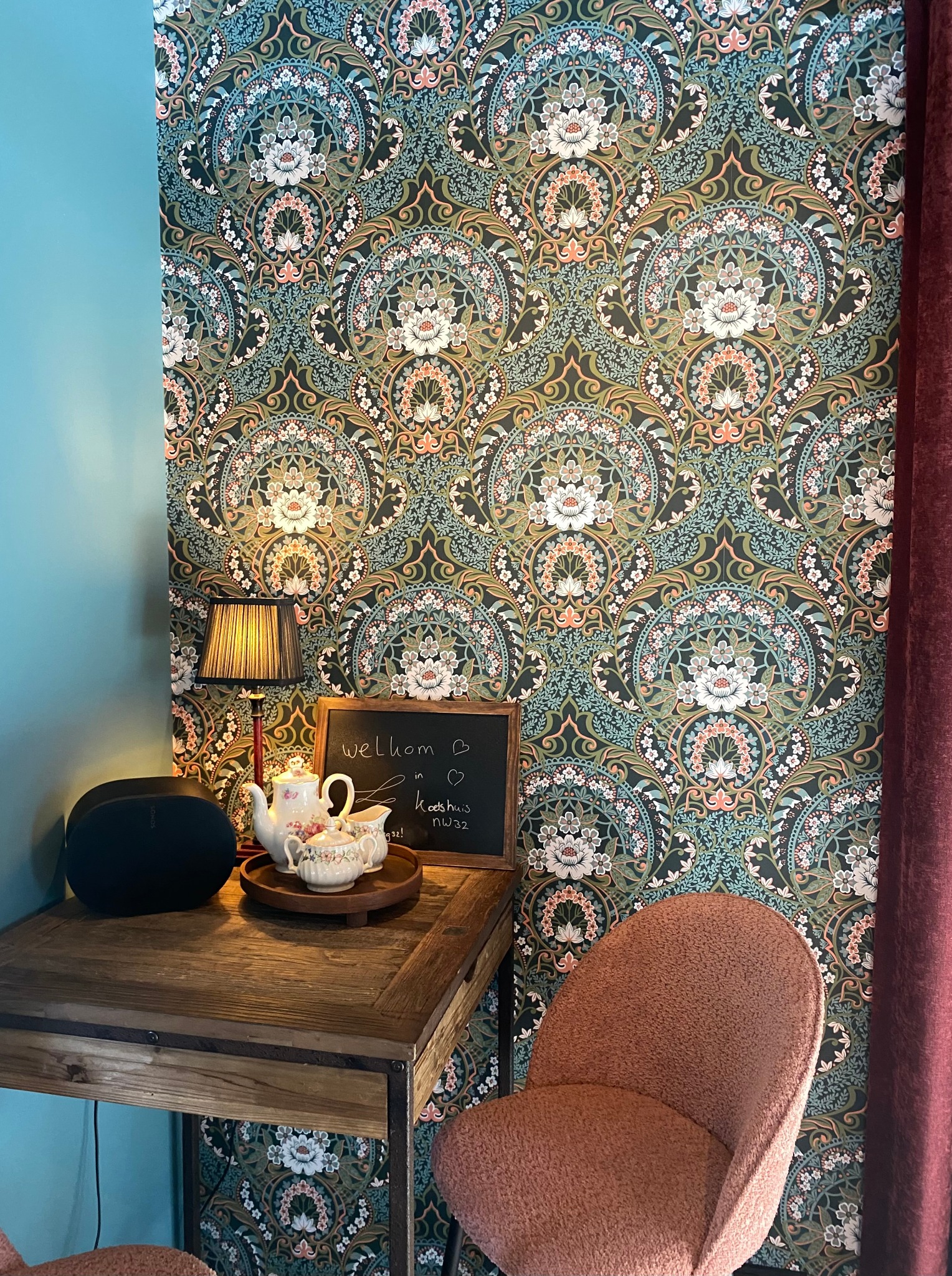 Sfeervol hoekje met warme lamp en vintage servies