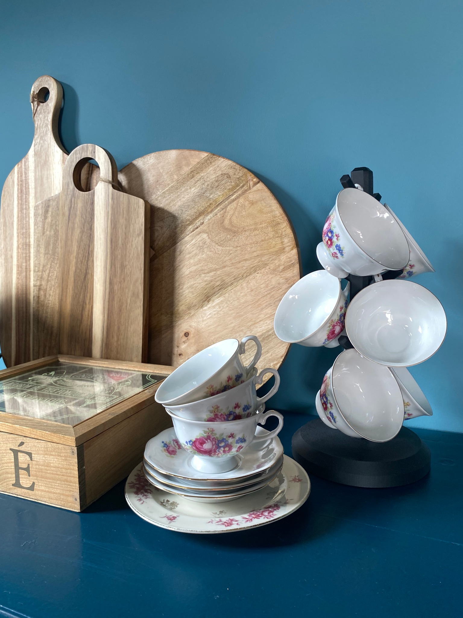 Vintage kopjes met bloemenmotief en houten serveerplanken